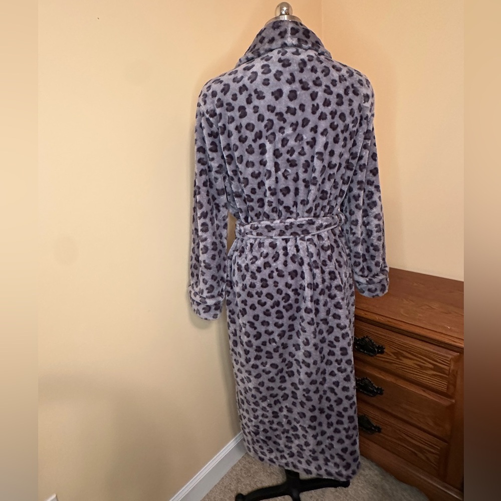 Sonoma Gray Leopard print Plush Robe - Picture 2 of 3